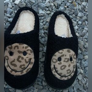 NWT Fun Pink Plush Leopard Happy Face Slippers House Shoes Non slip